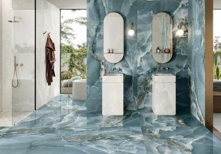 Bagno di lusso con pavimenti e pareti in diversi tipi di gres porcellanato effetto marmo blu e bianco.