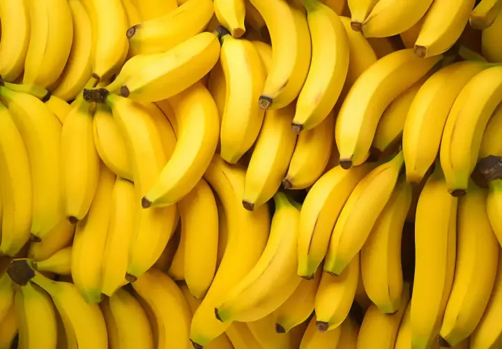 Mnóstwo dojrzałych, żółtych bananów. Zastanawiasz się, ile cukru ma banan? To naturalnie słodki owoc, idealny na przekąskę.