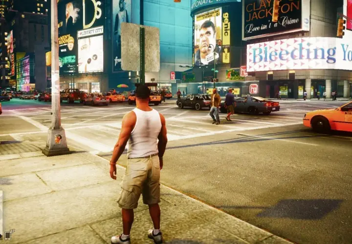Liberty City w GTA 4 Remaster. Taksówki, neony i tłum ludzi na ruchliwym skrzyżowaniu.
