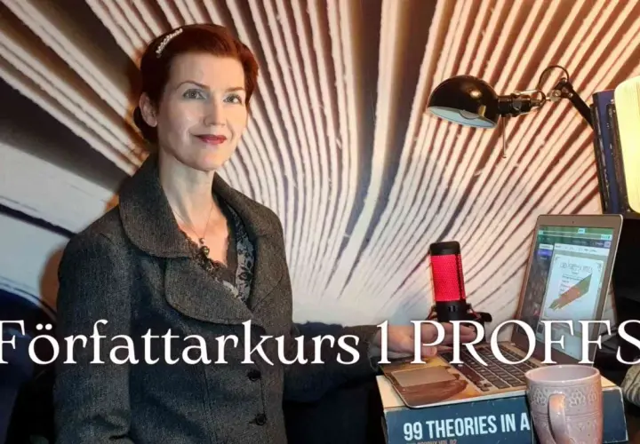 Jorun Moden, en författare, sitter vid sitt skrivbord med en laptop, mikrofon och en bok.