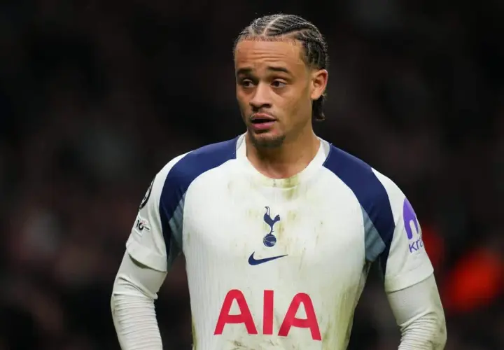 Piłkarz Tottenhamu w białej koszulce z niebieskimi detalami, z charakterystyczną fryzurą. Czy to zapowiedź nowych tottenham transfery?
