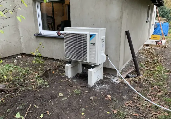 Nowe pompy powietrzne Daikin zamontowane na zewnątrz budynku.