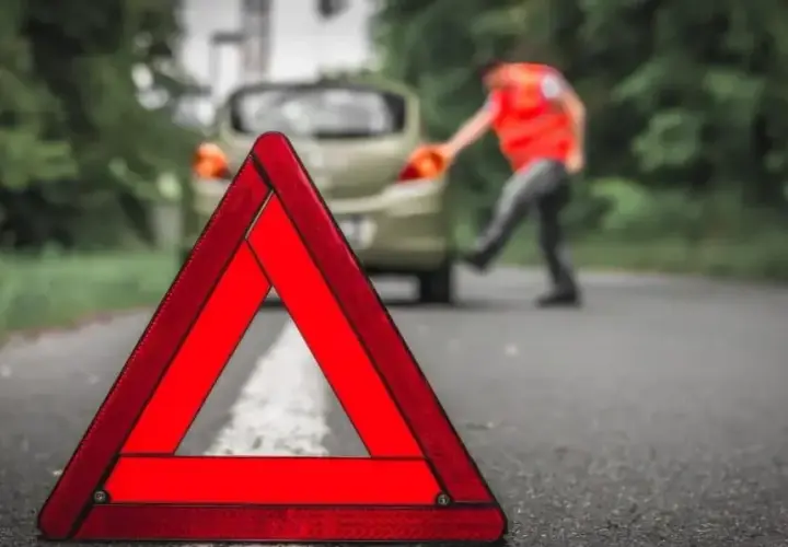 Jak masz obowiązek oznakować holowany samochód osobowy, aby uniknąć mandatu