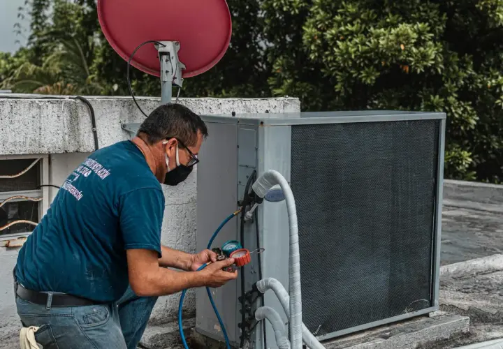 Technik sprawdza manometrem klimatyzację, być może z powodu uszkodzonego czujnika ciśnienia klimatyzacji objawy są widoczne.