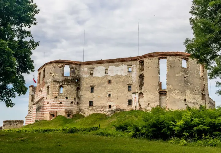 Zamek w Janowcu nad Wisłą: Historia, atrakcje i tajemnice do odkrycia