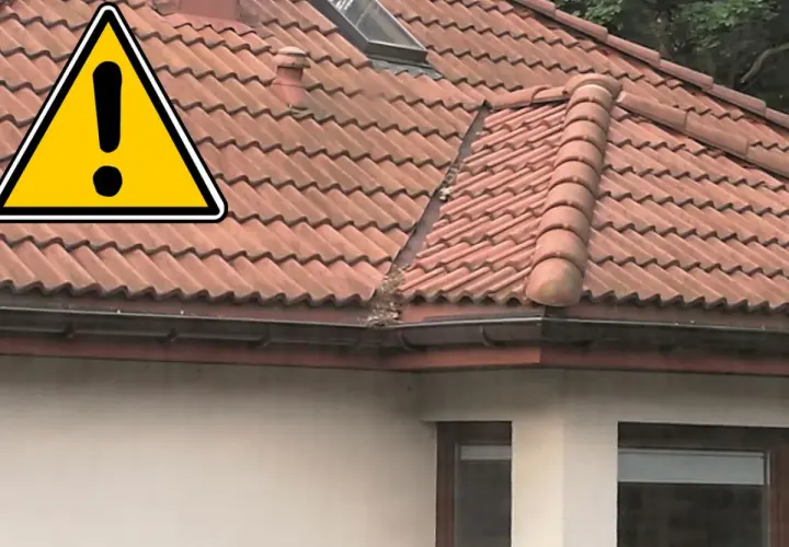 Uwaga na dach! Zatkany rynna i brak rury spustowej to problem. Potrzebny montaż rury spustowej.