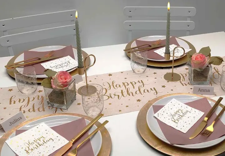 Elegante Tischdeko für eine Geburtstagsfeier mit goldenen Sternen und "Happy Birthday"-Schriftzug. Tolle mottoparty ideen für ein stilvolles Fest.