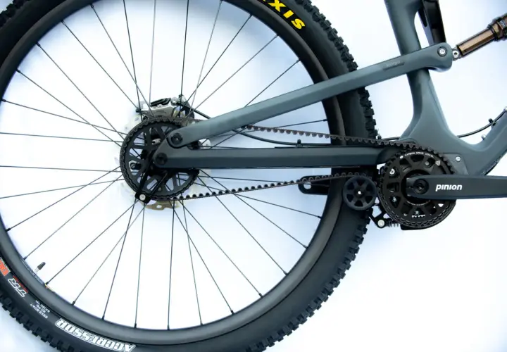 Rower bez łańcucha, z napędem paskowym Carbon Drive. Widok tylnego koła i mechanizmu korbowego Pinion.