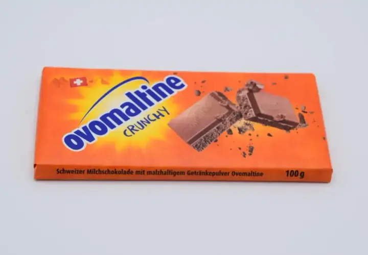 Tabliczka czekolady Ovomaltine Crunchy z Szwajcarii, z fragmentami czekolady i okruszkami.