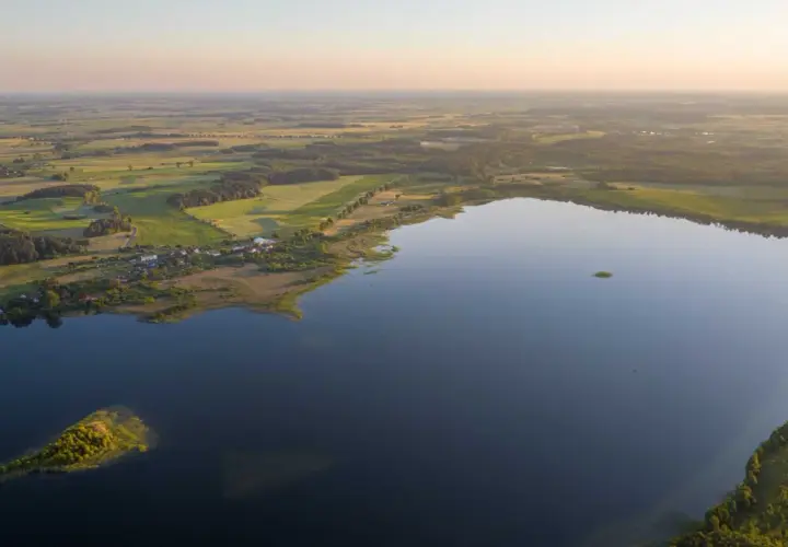 Działka nad jeziorem z linią brzegową w warmińsko-mazurskim – idealna inwestycja