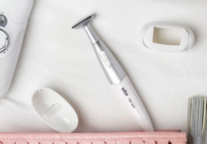 Jak golić golarką elektryczną damską? Na zdjęciu golarka Braun Silk-épil i akcesoria do depilacji.
