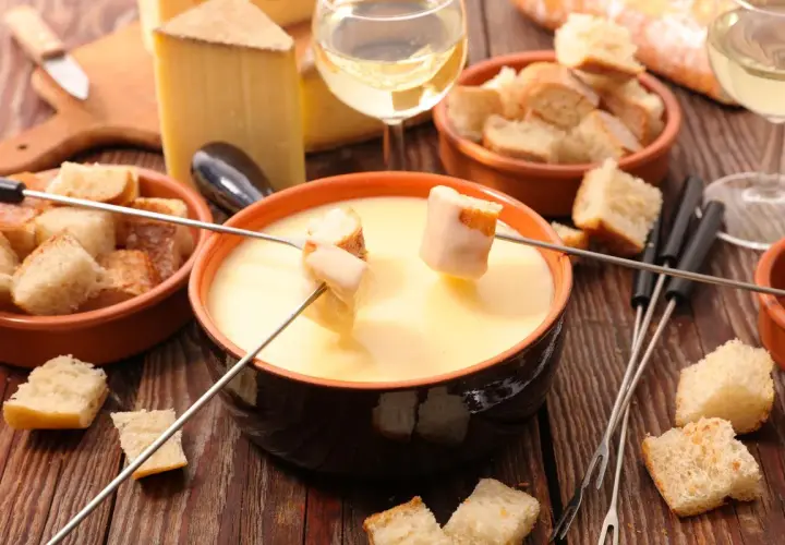 Fonduta di formaggio fatto in casa da Benedetta, con pane croccante e vino bianco.