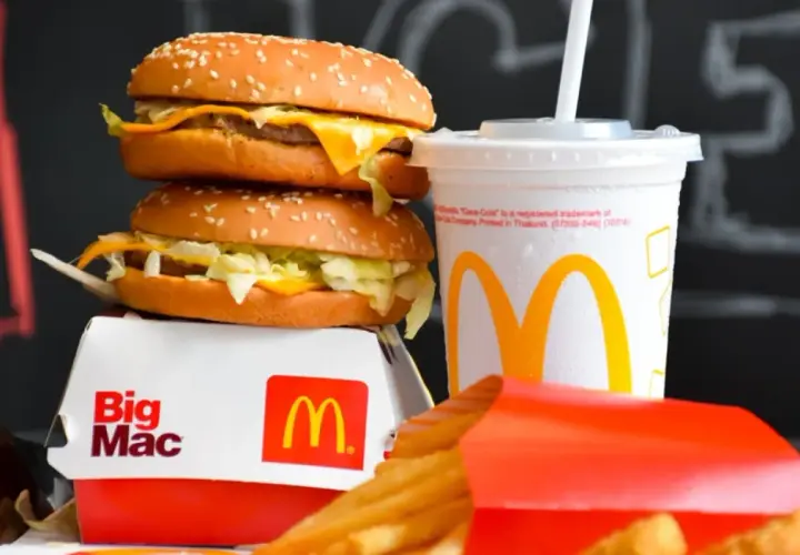 Dwa Big Maci, frytki i napój z McDonald's. Czy zastanawiałeś się nad liczbą cheeseburger mcdonald kcal?