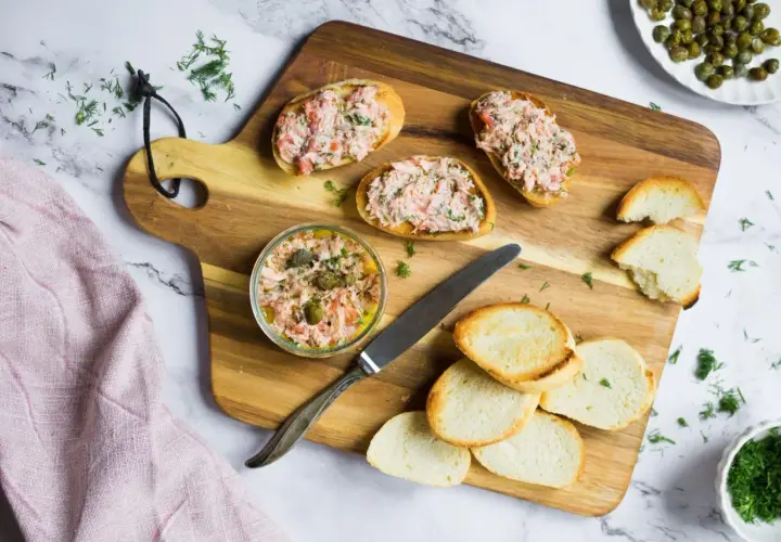 Pyszna pasta z tuńczyka na grzankach, z kaparami i koperkiem. Idealna na szybką przekąskę.