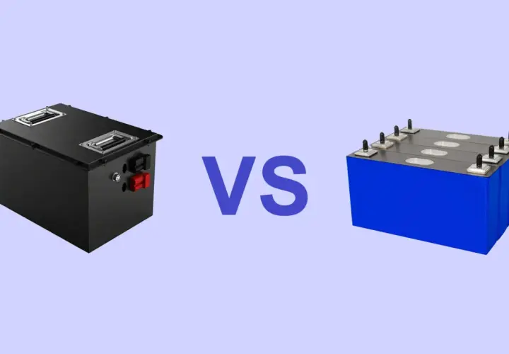 Comparaison de deux types de batteries pour voiture électrique : une noire, compacte et avec poignées, et une bleue, composée de plusieurs cellules.