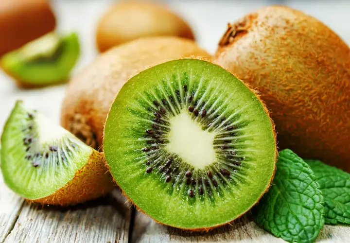 Kiwi ile kalorii ma naprawdę? Poznaj pełną wartość odżywczą owocu