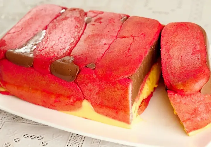 Zuppa inglese ricetta originale emiliana: strati di pan di Spagna rosso e giallo, crema al cioccolato e liquore, decorata con savoiardi.