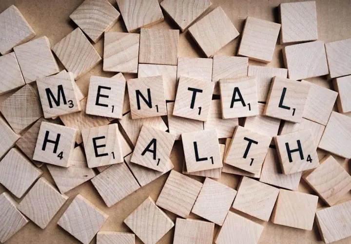 Tessere compongono "MENTAL HEALTH". Un promemoria per prendersi cura di sé, magari consultando un professionista. Cerca il bonus psicologo elenco professionisti.
