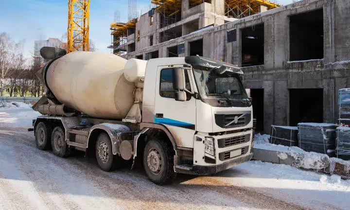 Beton z gruszki czy betoniarki - co wybrać, aby zaoszczędzić czas i pieniądze?