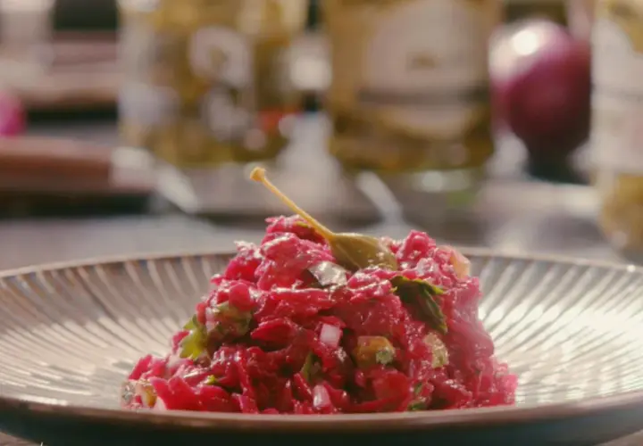 Tartare de betteraves aux câpres, une version colorée et savoureuse de la sauce tartare.