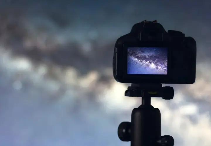 Aparat na statywie uchwycił Drogę Mleczną. To piękna fotografia astronomiczna.