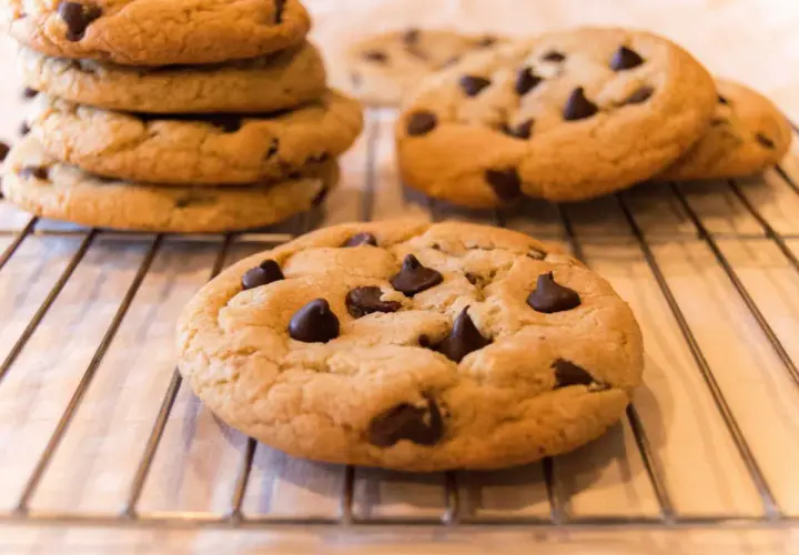 Délicieux cookies aux pépites de chocolat, comme ceux de Cyril Lignac, refroidissant sur une grille.