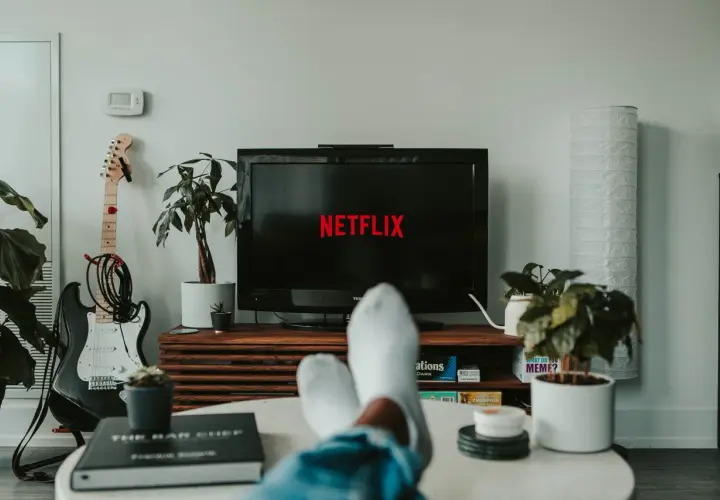 Relaks przy Netflixie to świetny sposób na naukę angielskiego z filmów i seriali. Wygodnie rozłożony na kanapie, z gitarą w tle, zanurzasz się w języku.
