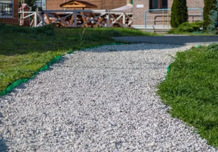 Czym utwardzić podjazd: najlepsze materiały i ich wady