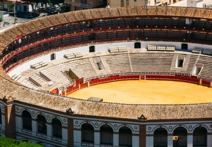 Vista aérea de la plaza de toros de Ronda, con sus gradas vacías y la arena dorada. El aforo de la plaza de toros de Ronda es impresionante.