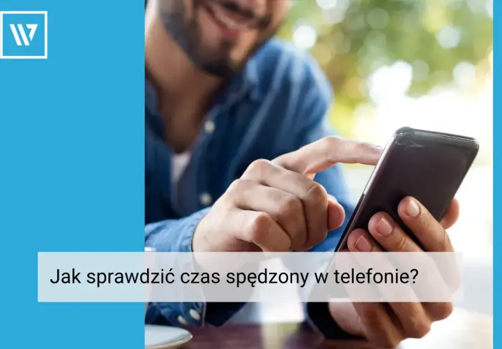 Uśmiechnięty mężczyzna sprawdza swoją aktywność w telefonie, dotykając ekranu.