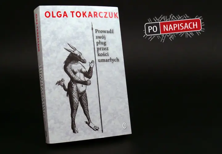 Okładka książki Olgi Tokarczuk "Prowadź swój pług przez kości umarłych" z ilustracją mitycznej postaci.