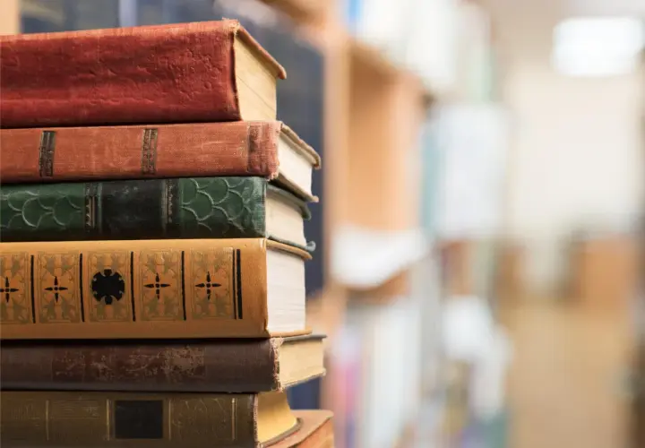 Stos starych książek. W powieści epistolarnej listy miłosne budują intymność i ujawniają motywacje postaci.