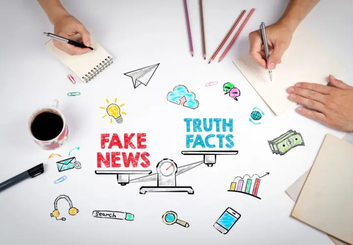 Waga z napisem "Fake News" i "Truth Facts" ilustruje objawy słabego researchu w powieściach. Dwie ręce piszą, otoczone symbolami informacji.