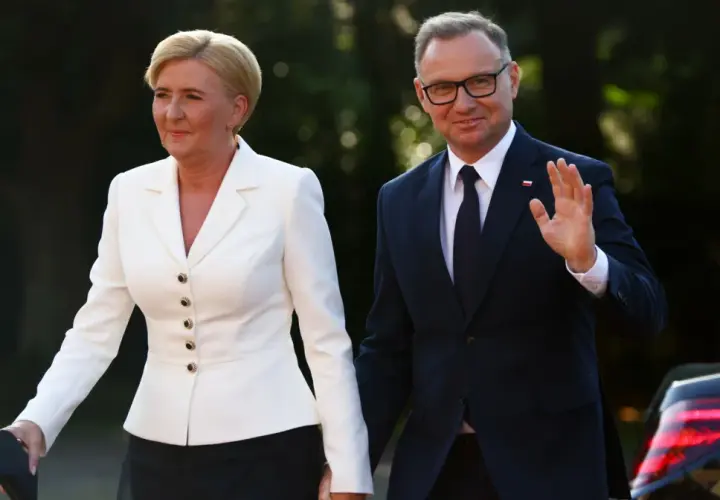 Agata Kornhauser-Duda w białej marynarce i Andrzej Duda w garniturze. Jej dyskrecja w sprawach politycznych budzi pytania.