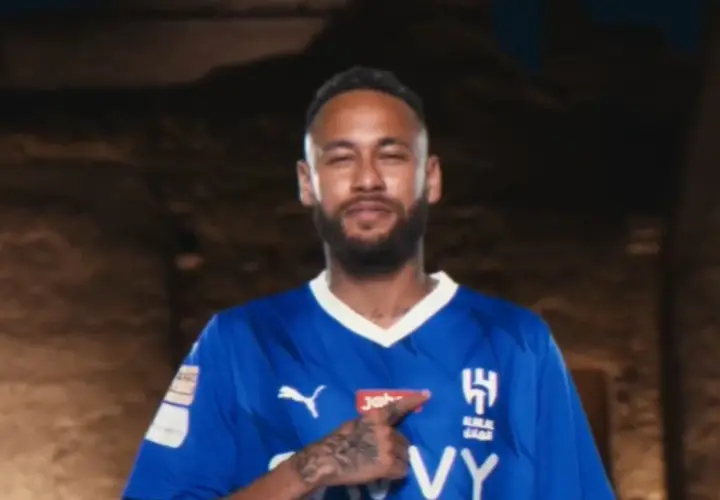 Neymar w niebieskiej koszulce Al-Hilal, z dumą wskazuje na herb klubu. To właśnie tam gra teraz Neymar.