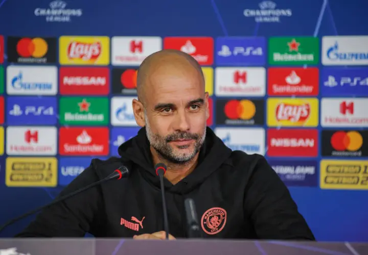 Pep Guardiola, jeden z najlepiej zarabiających trenerów, podczas konferencji prasowej przed meczem Ligi Mistrzów.