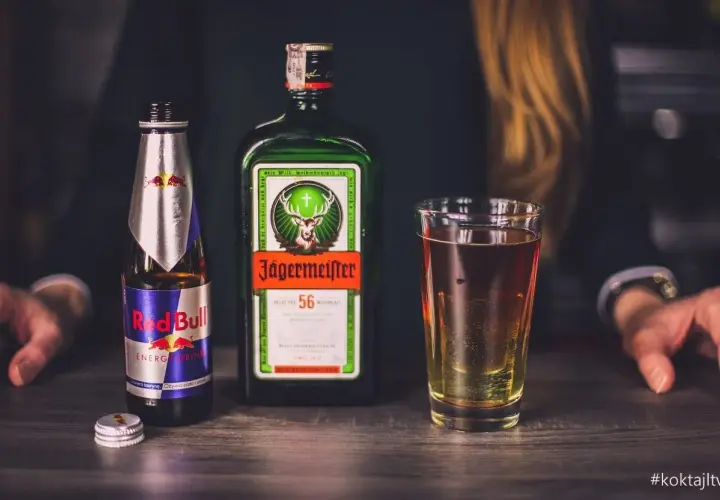Butelka Jägermeister, Red Bull i szklanka z drinkiem. Jägermeister ma 35% alkoholu.