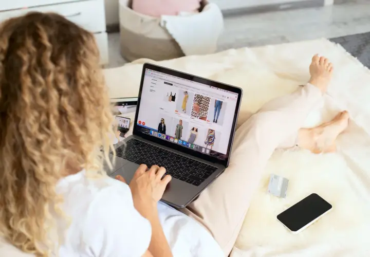 Butik online z polską modą – dlaczego warto wybierać lokalne marki?