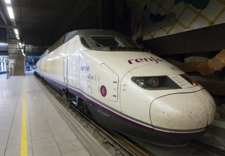 Tren AVE Renfe en estación, listo para viajar de Madrid a Castellón.