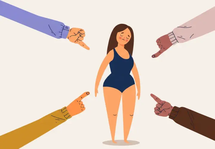 Una ragazza in costume da bagno è circondata da dita puntate, simbolo del body shaming.
