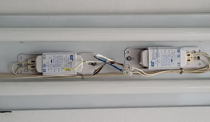 Dos tubos fluorescentes con balastros y arrancadores. Un tubo led g13 listo para iluminar.