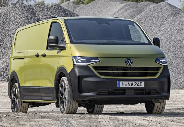 Nowy VW T7 w kolorze limonki, gotowy na terenowe wyzwania.