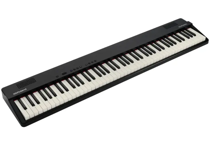 Czarny fortepian cyfrowy Roland GO:PIANO z 88 klawiszami.