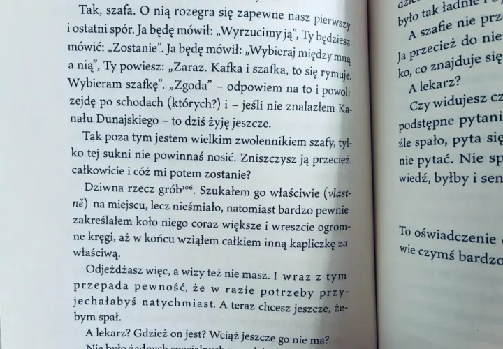 Fragment książki z tekstem, w tym dialog o szafie i "listy do Mileny".