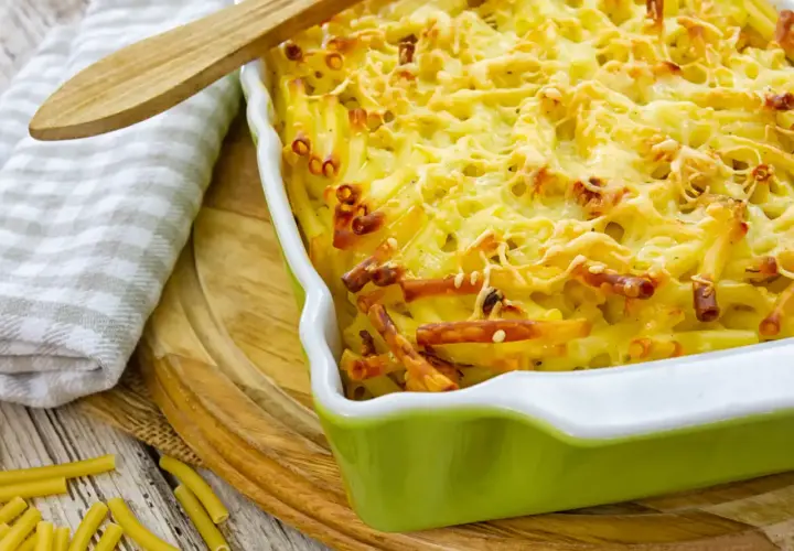 Un délicieux gratin de pâtes au four, doré et gratiné, prêt à être dégusté. Un plat réconfortant et savoureux.