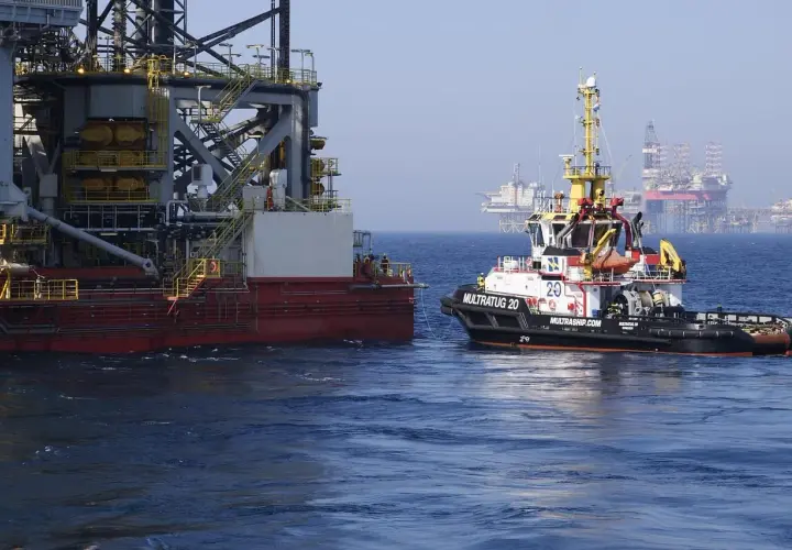 Holownik "Multratug 20" asystuje przy platformie wiertniczej, przypominając o wydarzeniach związanych z Deepwater Horizon.