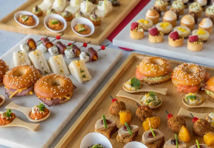 Plateau d'amuse-bouches mariage à faire soi-même : mini-bagels, toasts, brochettes et verrines colorées.