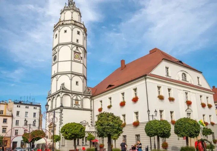 Ratusz z wieżą przypomina polskie Carcassonne. Urokliwy rynek z drzewkami i sercem z lampek.