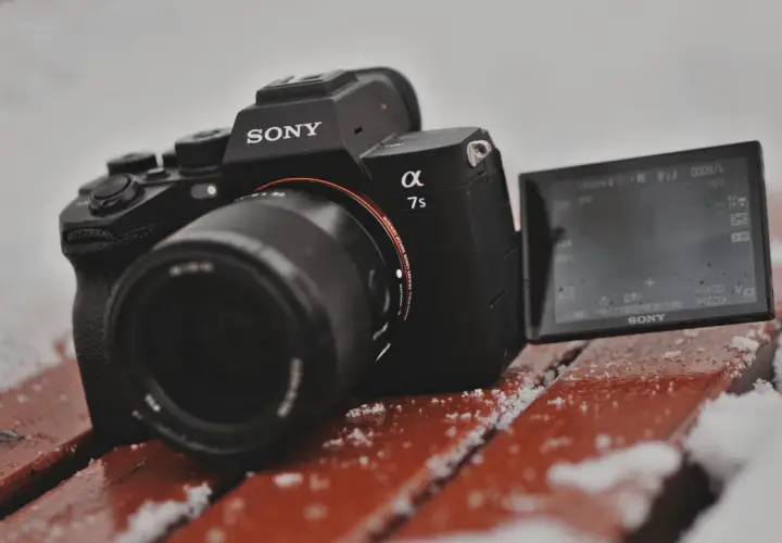 Sony a7 S III na zimnej ławce, gotowy do uchwycenia magicznych zimowych kadrów.