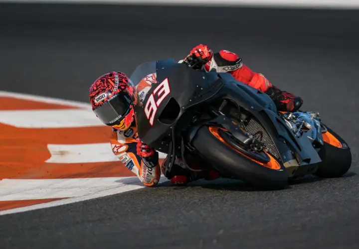 Piloto de MotoGP inclinado en curva, demostrando la potencia moto gp. El número 93 destaca en la moto.